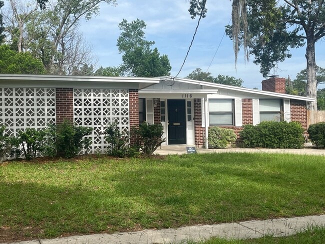 Building Photo - Beautiful 3 Bedroom 2 Bath Brick Home Located In Quiet Crystal Springs