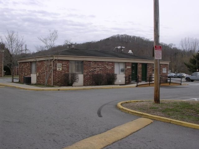 100 Utica Cir/Office/Laundry - Oak Ridge Place