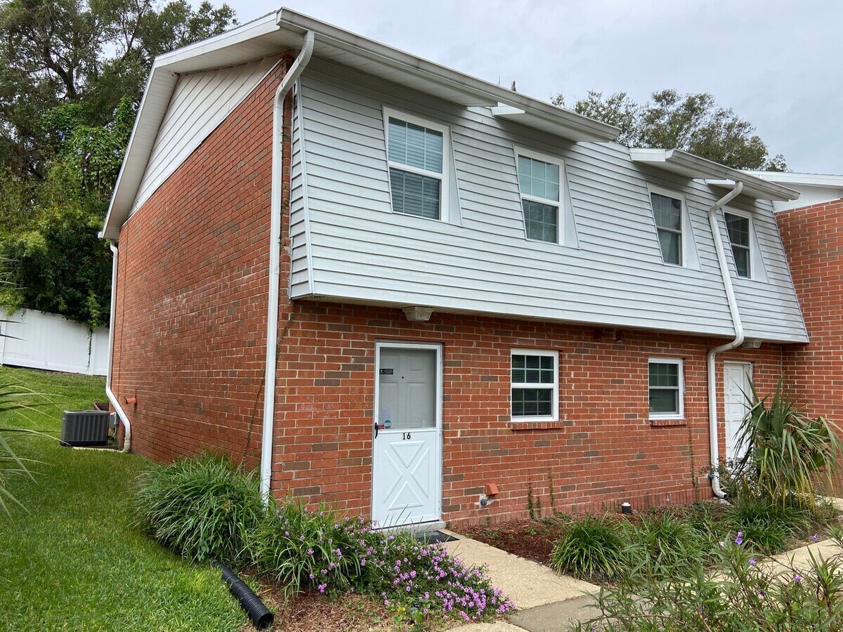 Townhome in Tallwood Oaks - Townhome in Tallwood Oaks