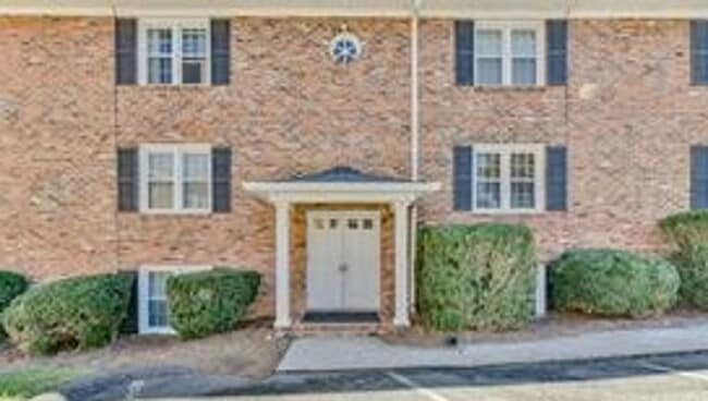 Building Photo - Cozy Condo located in McAlway Manor in Cot... Unit D