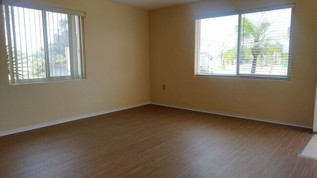 Photo - 1 bedroom, 1 bathroom end unit condo beachside Unit 4