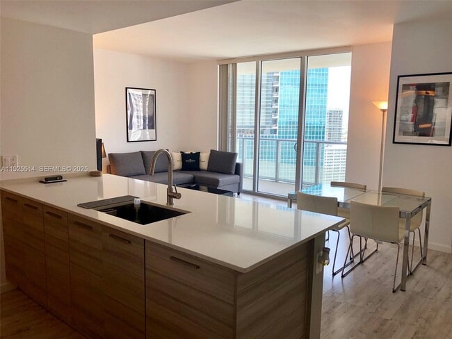 Building Photo - 1300 Brickell Bay Dr Unit 3500