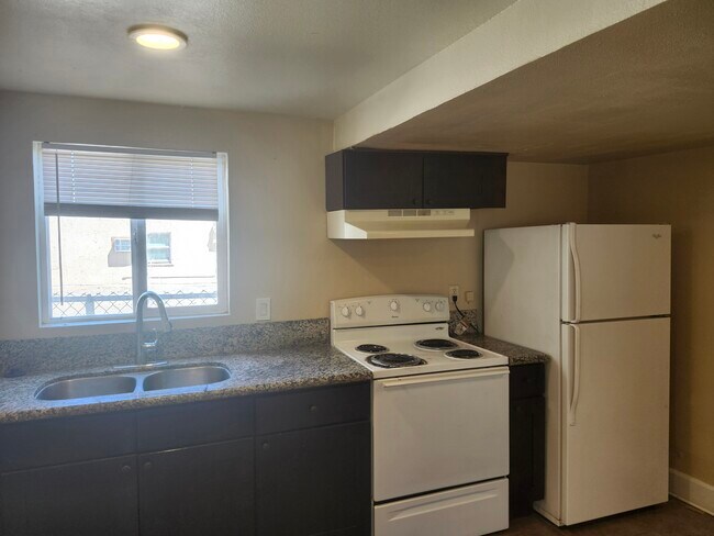 Building Photo - 137 S 15th St Unit C