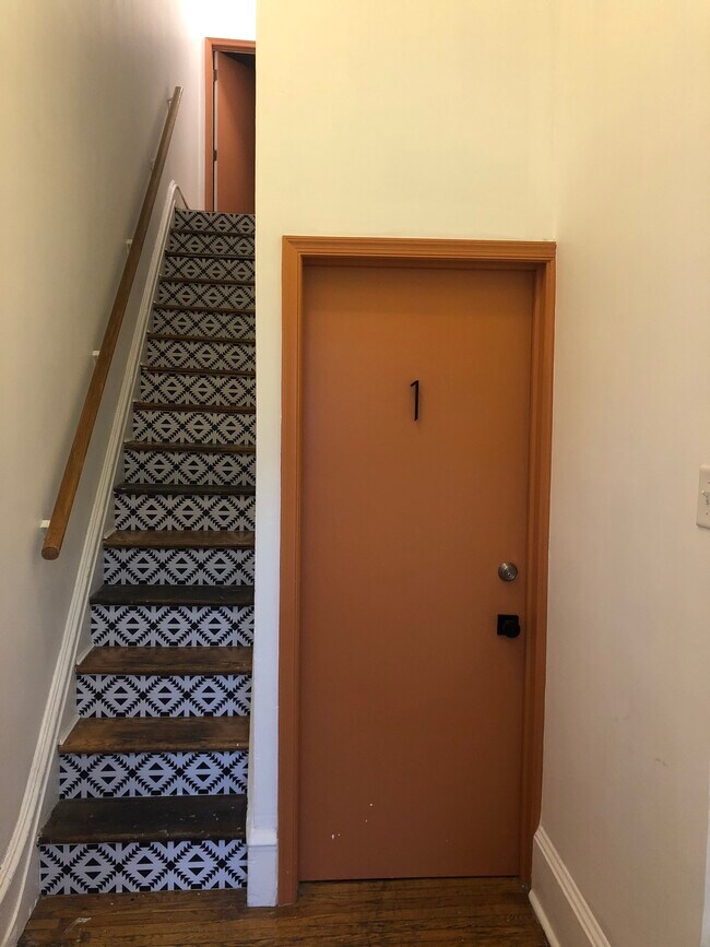 Puerta del apartamento - 3702 Spring Garden St Unidad #1