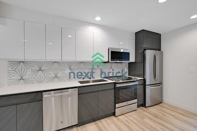 "Charming 3-Bedroom Townhouse Oasis in Heart of Seattle – Spacious 1460 Sq Ft with 2 Full Baths!"