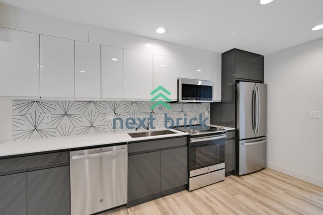 Photo - "Charming 3-Bedroom Townhouse Oasis in Heart of Seattle – Spacious 1460 Sq Ft with 2 Full Baths!"