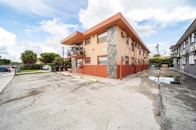 Building Photo - 40 W 4th St Unit 2