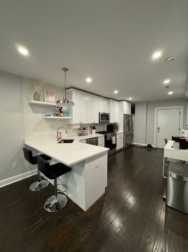 Building Photo - Gorgeous Ultra Modern Cleveland Circle Apt w YT Video Tour! Pictures do it no justice! NO FEE, ...