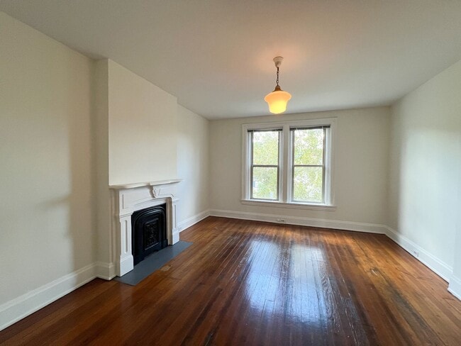 Building Photo - 1437 Main St Unit # 4