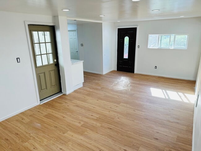 Building Photo - 5640 23rd Ave SW Unit 1