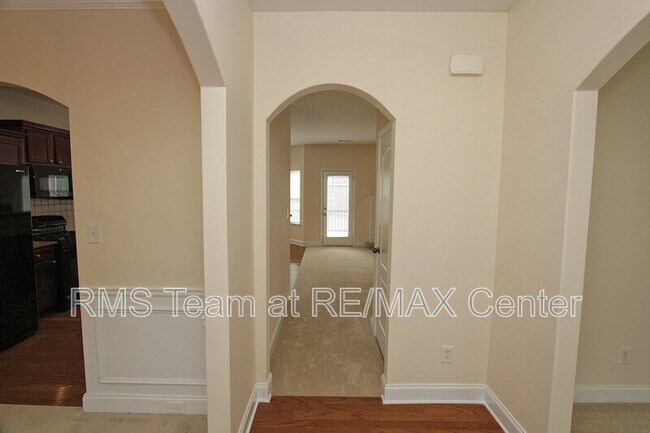 Photo - 728 Castle Top Ct SE