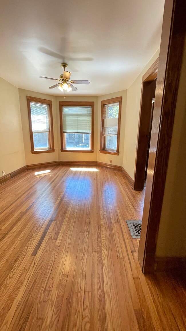 front living/dining room - 3753 N Magnolia Ave Unit 1