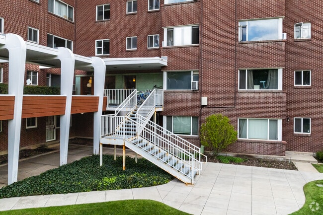 Entrada al edificio - University Heights