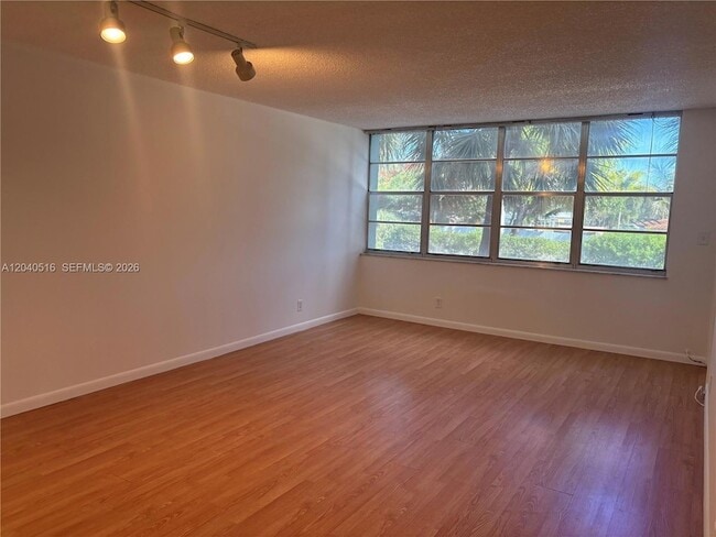 Photo - 2741 Taft St Unidad 211