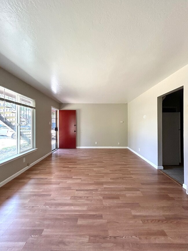 Photo - 3273 Lynde St