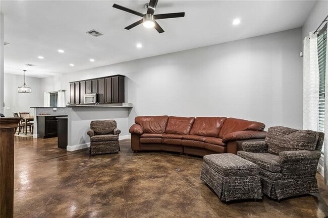 Photo - 1605 Labarre St