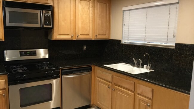 Building Photo - 2915 Montrose Ave Unit 331 Rental