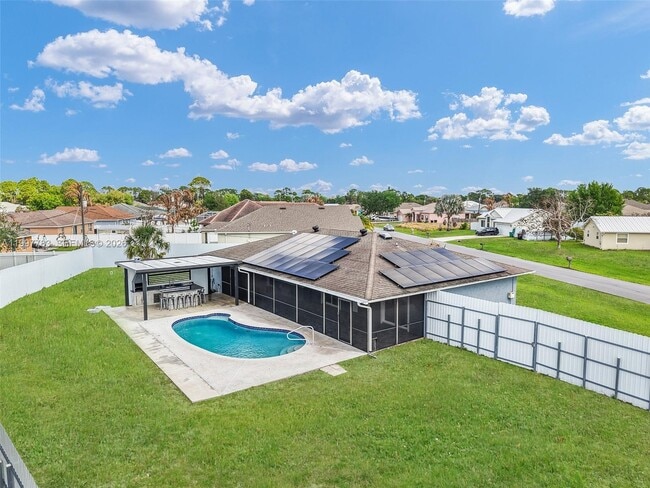 Photo - 702 NW Orchid St