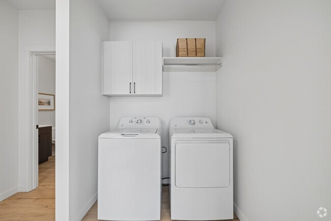 2BR, 2BA - 950SF - Full-Size Washer and Dryer