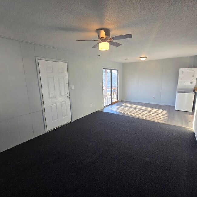 Photo - Modern & Spacious Upstairs 1 Bedroom Bungalow - Washer/ Dryer Included! Unidad 1265 Arch