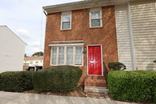 Building Photo - Spacious 3-Bedroom Townhouse for Rent in Prime Roswell Location