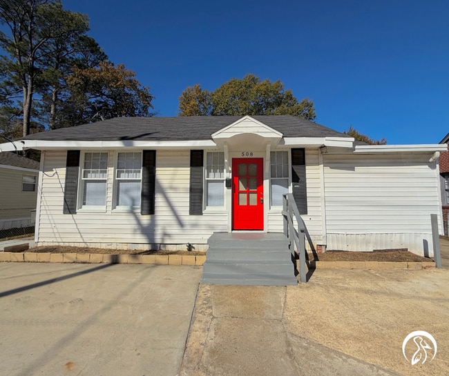 Building Photo - Spacious and Convenient