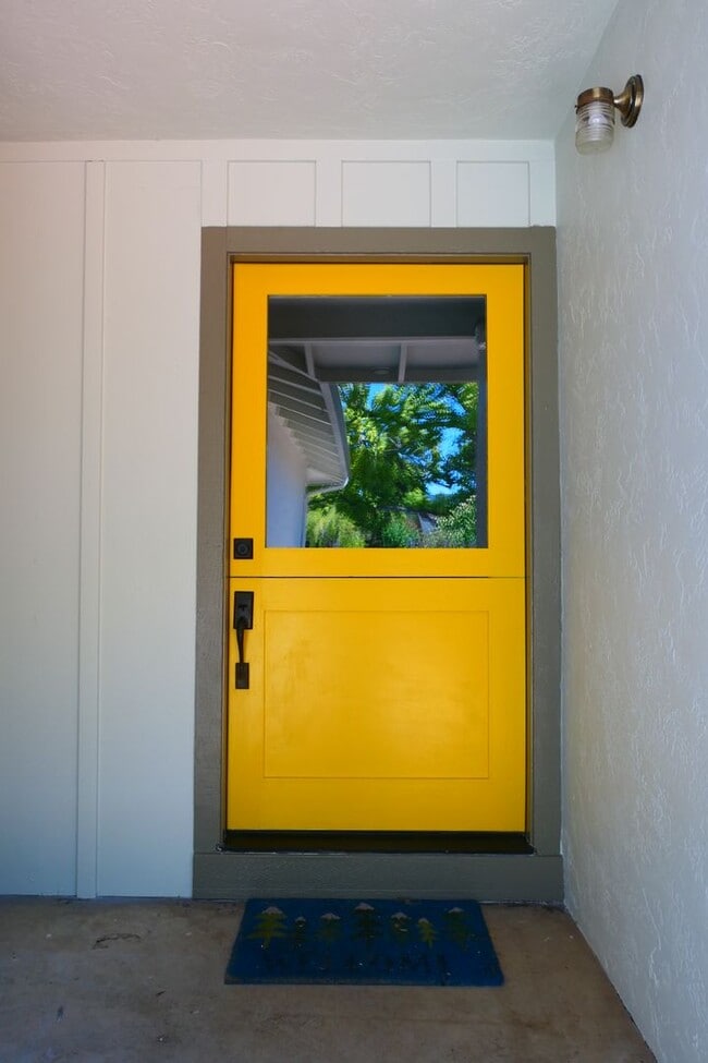 Photo - 4 bedroom 2 bath! Forced air, hardwood flo...