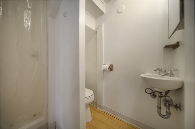 Photo - 921 E State St