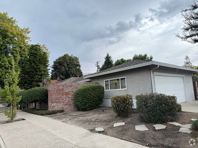 Building Photo - Beautiful Single Story Home Ready To Be Ca...