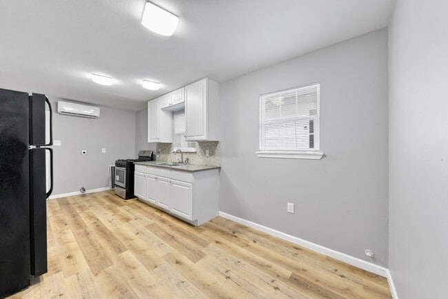 Building Photo - 2106 Hadley St Unit 2106