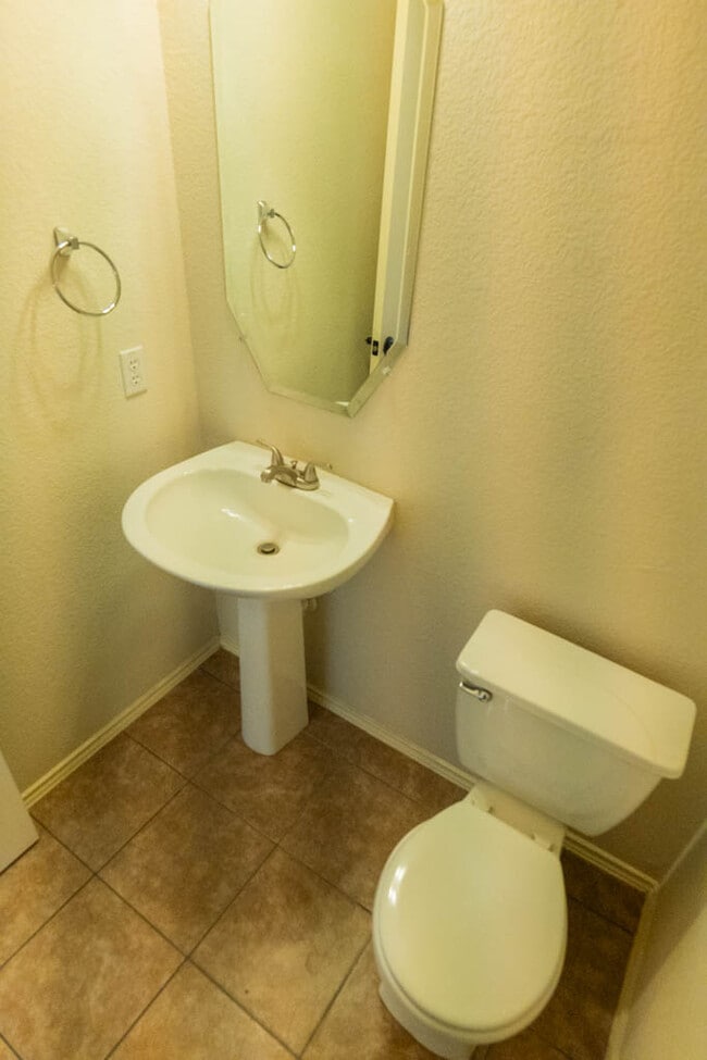 Photo - 404 Grisham Dr