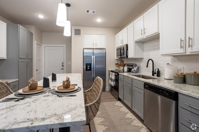 1BR, 1BA - 728SF