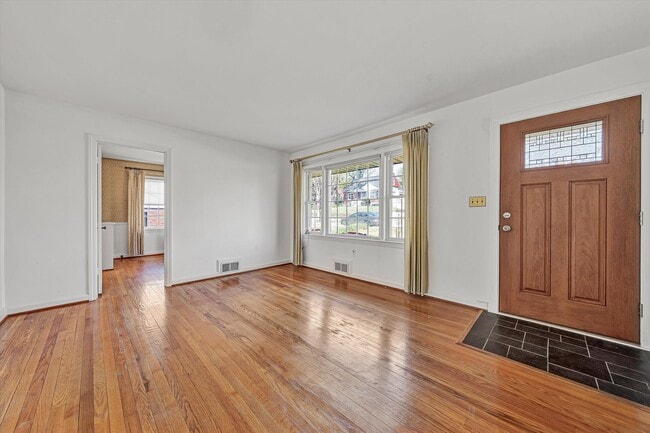 Photo - 2779 Derwent Dr SW