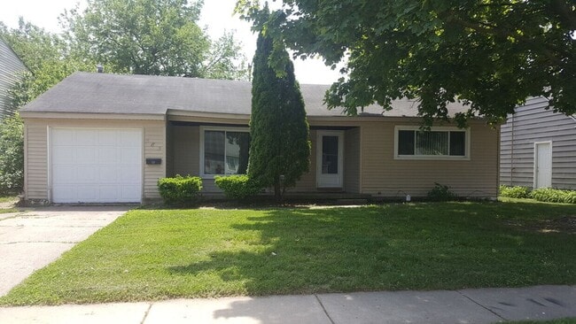 Building Photo - Three Bedroom One Bathroom House