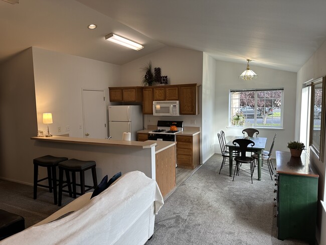 Photo - 751 NE Savannah Dr