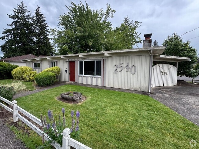 Building Photo - 3 Bedroom 1 Bathroom House in Great Location