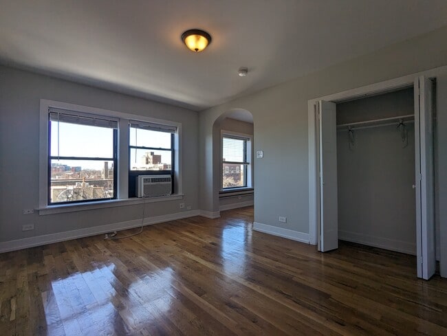 Building Photo - 560 W Arlington