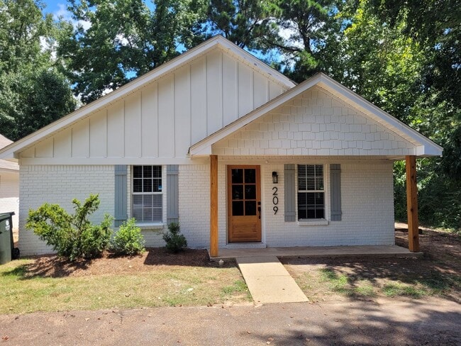 Building Photo - 209 Leigh Lp