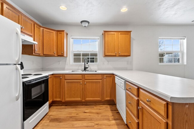Building Photo - 2 Bedroom 1.5 Bathroom Lower Private Entrance Unit 363
