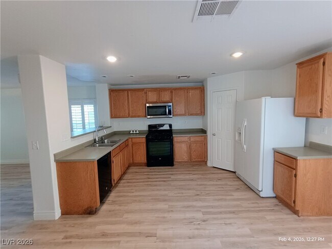 Photo - 674 Iron Bridge St