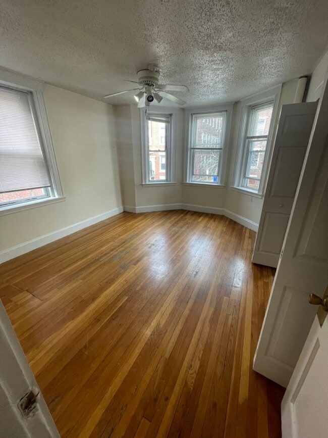 Building Photo - No Brokers Fee, One Month Rent-Free, Laundry on a Site