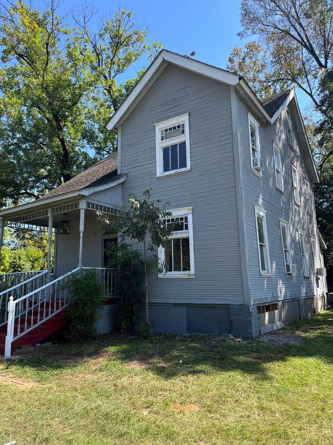 Building Photo - 601 S Fredonia St Rental