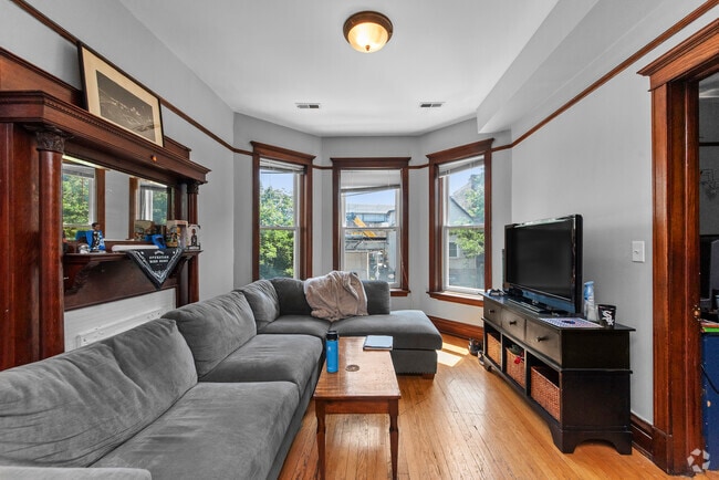 Building Photo - 3350 N Sheffield Ave Unit # 02 Rental