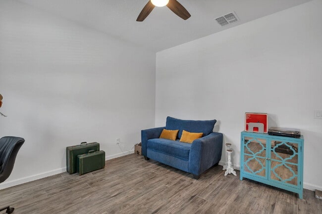 Photo - Modern 4BR Home in Davenport | Open Floor Plan | Granite Countertops