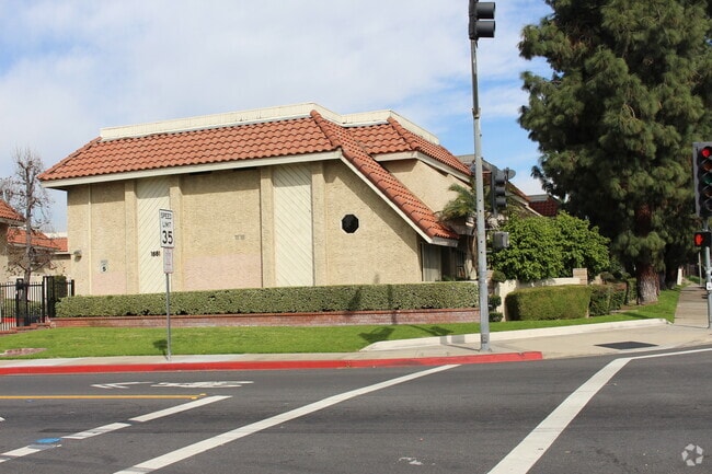 Building Photo - 2 bedroom/2 bath condo located in the Tang...