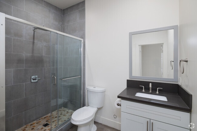 2BR, 1BA - 925SF - Bathroom