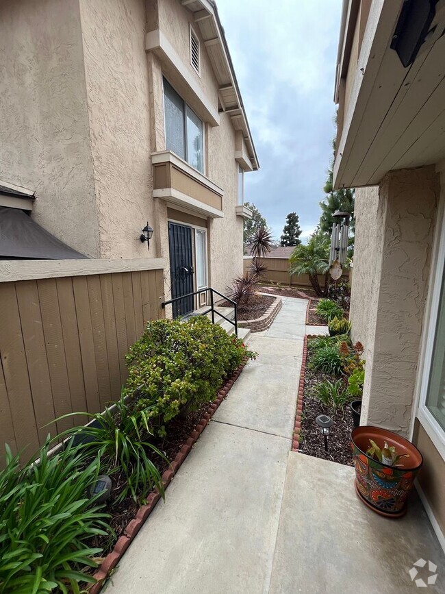 Building Photo - Spacious 2bd/2 bath with private patio in ... Rental