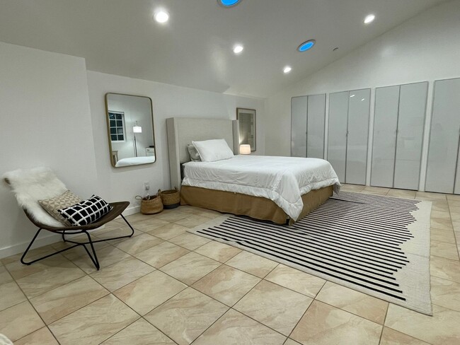 Photo - PRIVATE , FURNISHED Beverly Hills Studio Back House ! All utilities included