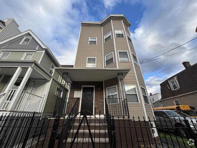 Building Photo - 42 Maple Ave Unit 42 Maple Ave  2 Rental