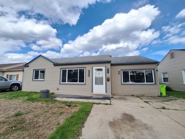Building Photo - Ready to be your next home!  Three bedroom ranch is beautiful Roseville